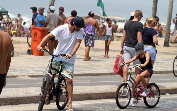 Marcelo Serrado andando de bicicleta com a filha Catarina, em Ipanema - RJ (Foto: Andre Freitas  / Agnews)
