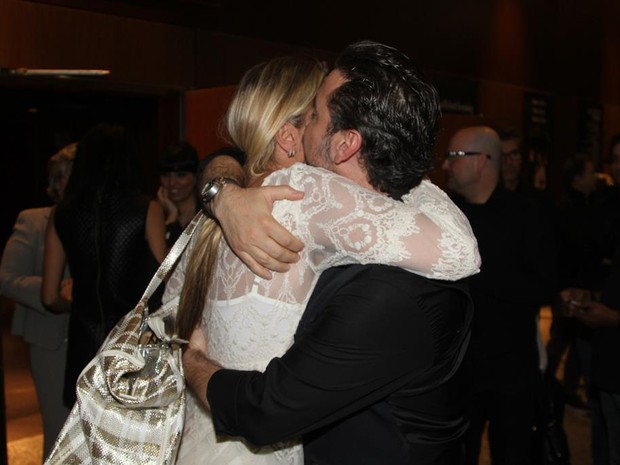 Adriane Galisteu recebe abraço de Alexandre Iódice (Foto: Paduardo e Thiago Duran/AgNews)