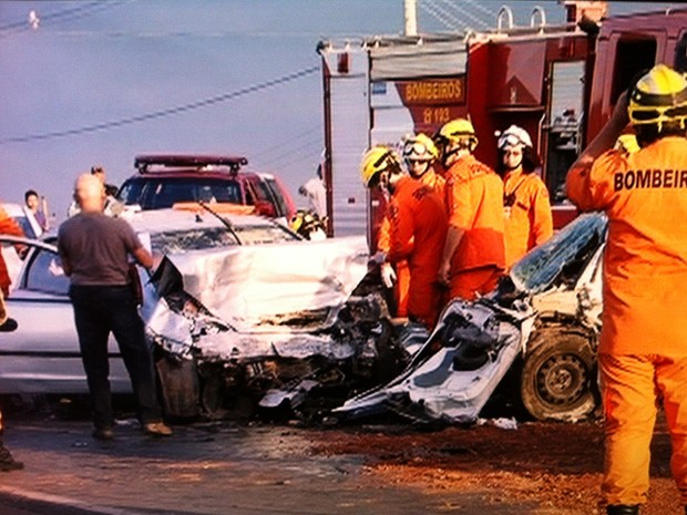 Bombeiros trabalham em acidente com três carros no Varjão na tarde desta segunda-feira (6) (Foto: Reprodução/Tv Globo)