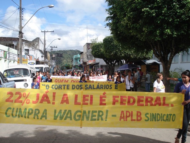 Professores da rede estadual de ensino protestam em Coaraci (BA) (Foto: Rozânia Araújo/ Arquivo Pessoal)