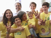 Viúva de Campos vai com filhos para votar (Clélio Tomaz/Frame/Estadão Conteúdo)