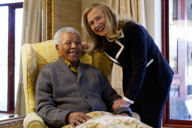 A secretária de estado dos EUA, Hillary Clinton, em encontro com Nelson Mandela, 94, na casa dele em Qunu, South Africa (Foto: AP)