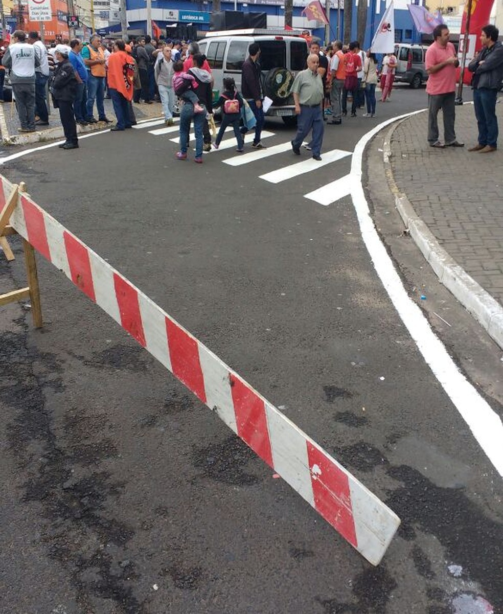 Em Marília, acesso à avenida foi bloqueado (Foto: Gabriela Cardoso / TV TEM )