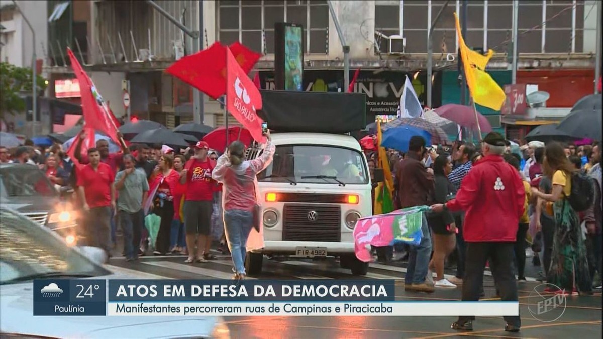 Grupo em Campinas faz passeata a favor da democracia um dia após atos