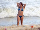 Aos 57 anos, Cissa Guimarães exibe boa forma em praia no Rio