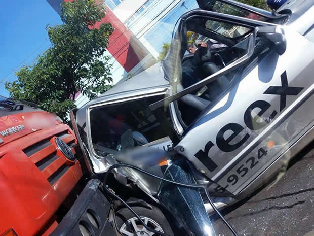 G1 Carro é prensado por caminhões em semáforo em avenida de Cuiabá