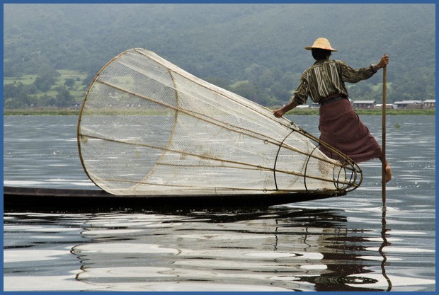 Existem diversas maneiras de pescar no lago Inle: uma das maneiras é usar uma rede cônica (Foto: Haroldo Castro/ÉPOCA)