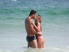 Nicole Bahls beija namorado na praia e elogia relação: 'Está muito bem'