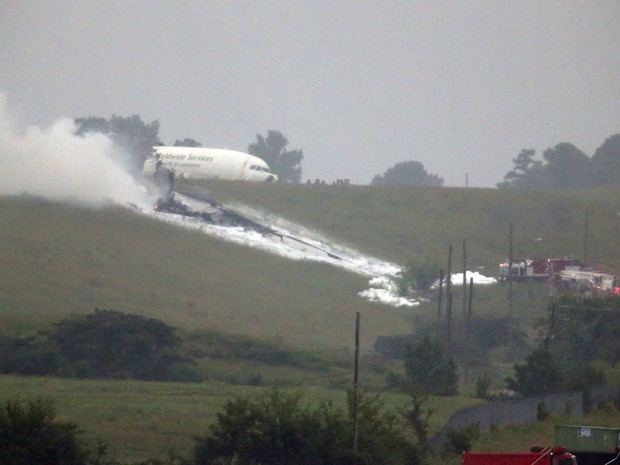 [Internacional] Avião de carga cai nos EUA Ups-plane-crash_fran