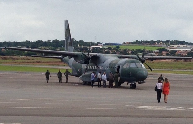 Médicos viajaram em um avião da Força Aérea Brasileira (Foto: Danila Bernardes/ TV Anhanguera)