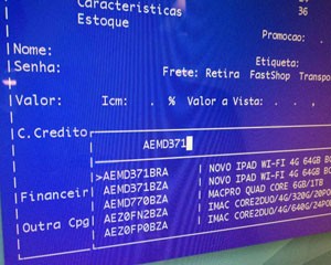 Na lista de estoque da Fast Shop, código do novo iPad aparece com a terminação 'BR' (Foto: Daniela Braun/G1)
