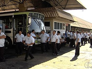 Motoristas impedem saída de ônibus para terminais da Grande Goiânia (Foto: Reprodução/TV Anhanguera)