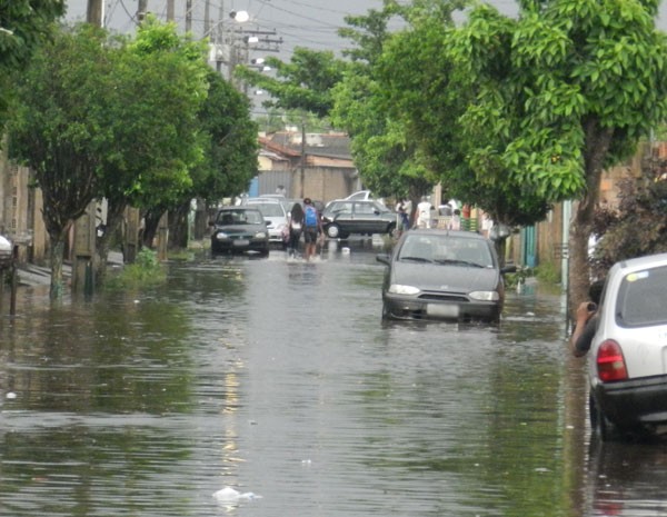 G1 - Chuva De 10 Minutos Alaga Ruas No Bairro Morumbi Em Uberlândia, MG ...