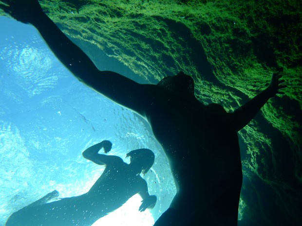 Turistas nadam no Jacob's Well (Foto: Creative Commons/PaddyMurphy)