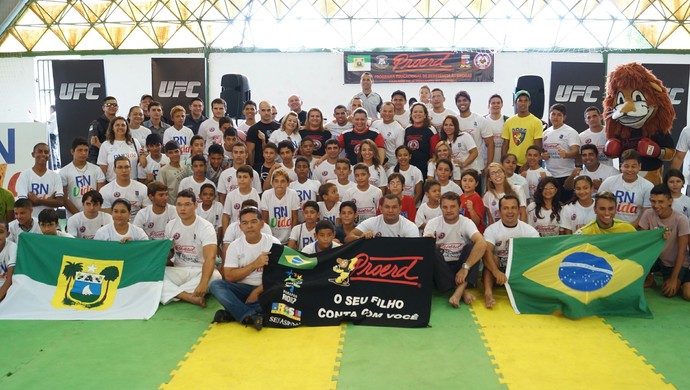 Renan Barão e Gleison Tibau participam de encontro de crianças do Proerd, em Natal (Foto: Divulgação/UFC)