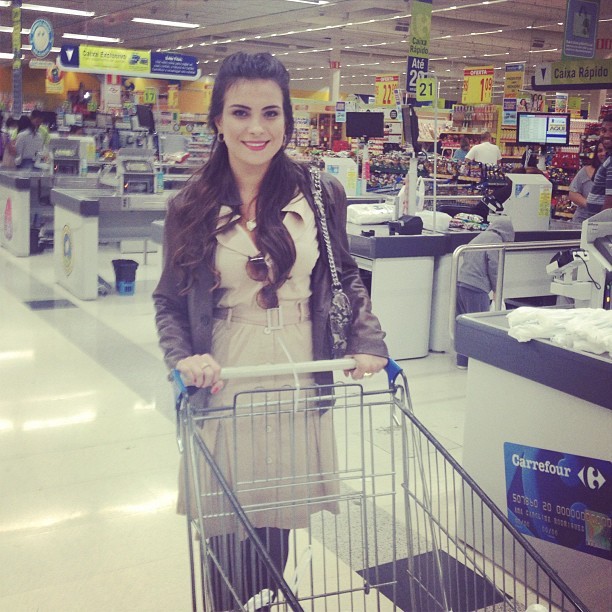 Ex-BBB Kamilla vira dona de casa e faz compras em pleno domingo (Foto: Reprodução/Instagram)