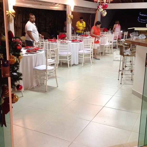 Iris Stefanelli leva cano no Natal (Foto: Reprodução do Instagram)