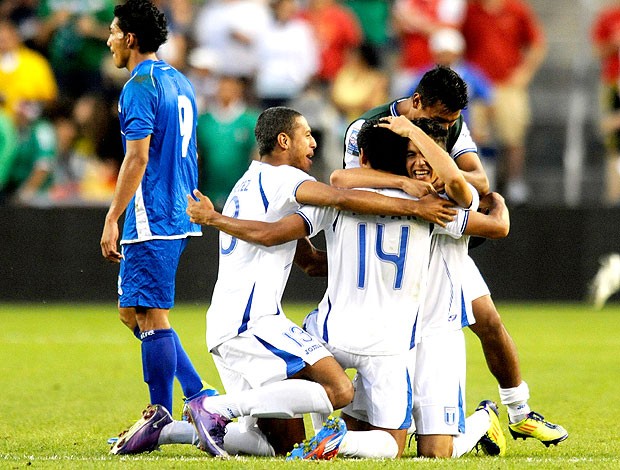Honduras comemora vitória sobre El Salvador (Foto: Reuters)