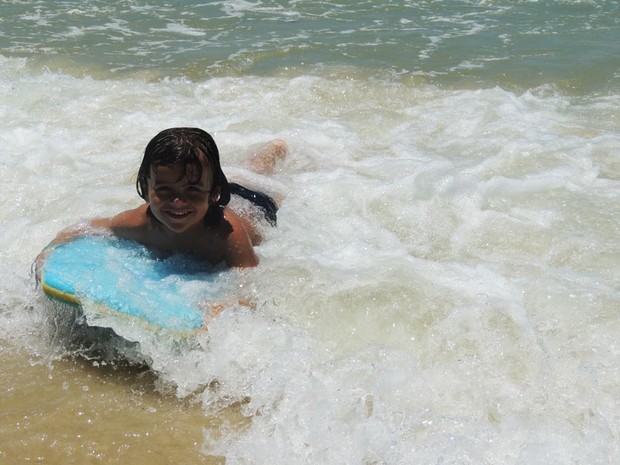 Pedro, de 5 anos, surfa em Jurerê Internacional (Foto: Géssica Valentini/G1)