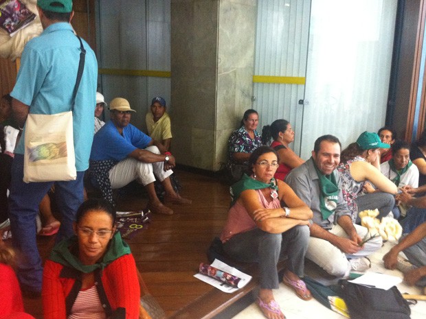 Manifestantes sem-terra sentados na recepção do Ministério da Agricultura, em Brasília (Foto: Luciana Amaral/G1)