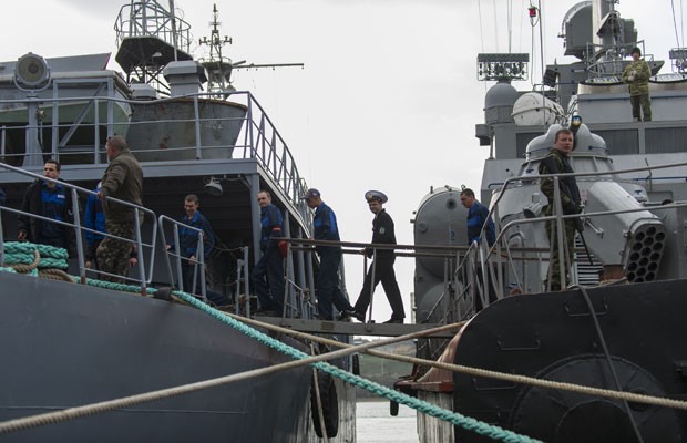 tripulação ucraniana do navio Pridniprovya deixa a embarcação que foi tomada por forças pró-russas em Sevastopol, na Crimeia, nesta quinta0feira (20) (Foto: Andrew Lubimov/AP)