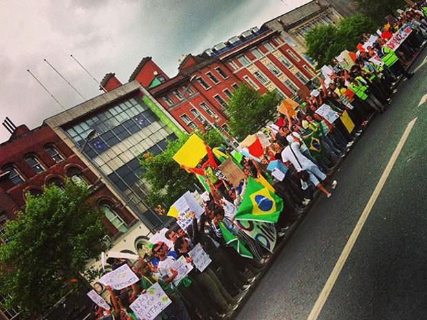 Brasileiros protestam em Dublin (Foto: Caroline Hevia/Arquivo Pessoal)
