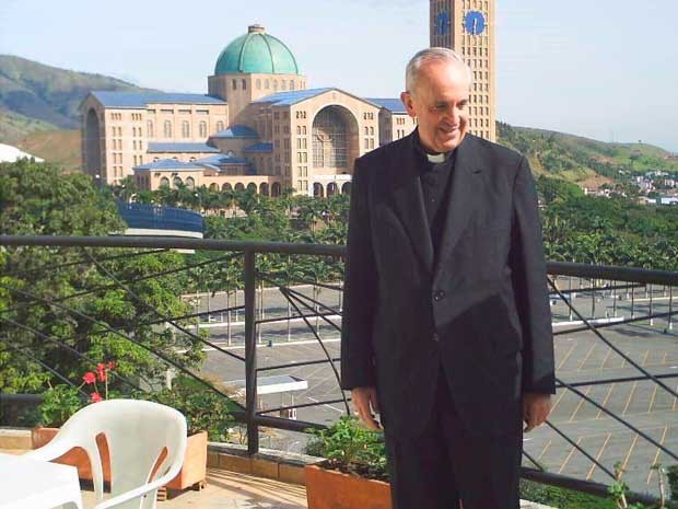 Papa Francisco em frente ao Santuário Nacional, em foto tirada em 2007, nos fundos do hotel onde ficou hospedado na cidade. (Foto: Reprodução/ Marge Hotel)