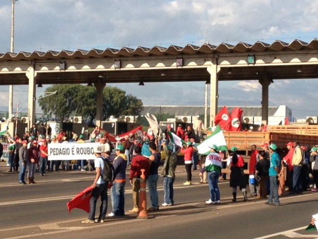 Cerca de 500 pessoas participam da mobilização na praça de pedágio de Arapongas, no norte do Paraná (Foto: Alberto D'Angele/ RPC TV)