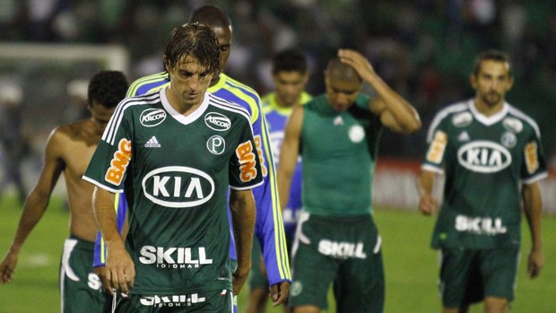 Jogadores do Palmeiras após derrota para o Guarani (Foto: Gustavo Tilio / Globoesporte.com)