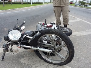 Moto foi arrastada por 500 metros do local do acidente  (Foto: Dulcides Netto/G1)