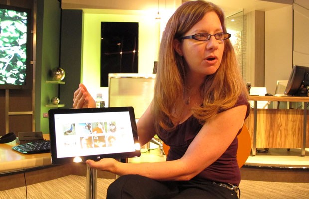 Robin Goldstein, engenheira da Microsoft Corporation, destaca criação de senha com gestos e fotos do Windows 8 (Foto: Daniela Braun/G1)