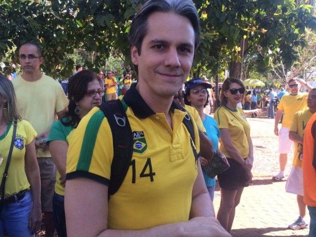 Vanderlei Lima, empresário, participa de protesto contra Dilma, em Goiânia (Foto: Sílvio Túlio/G1) Vanderlei Lima, empresário, participa de protesto contra Dilma, em Goiânia (Foto: Sílvio Túlio/G1)