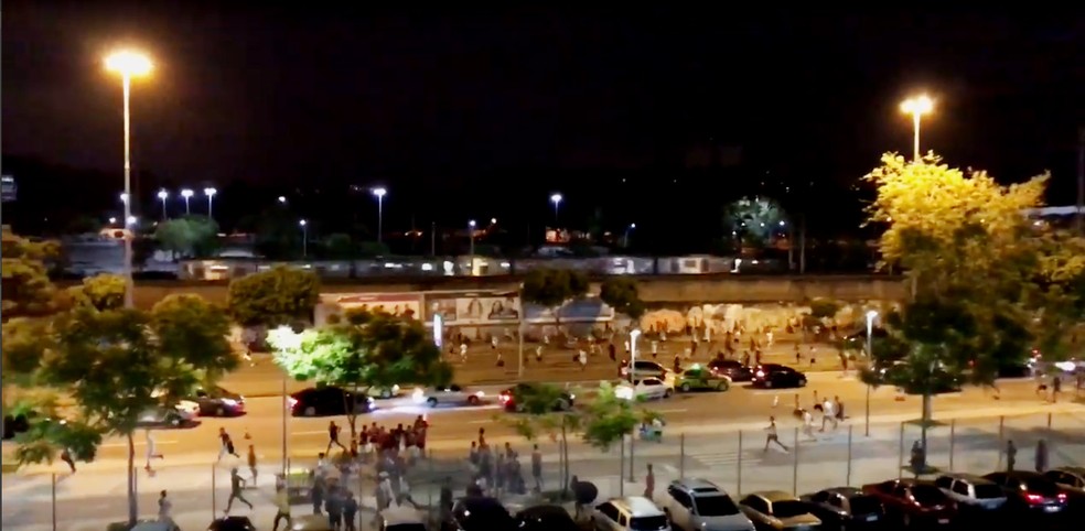 Briga entre as torcidas na Radial Oeste (Foto: Reprodução Redes Sociais)