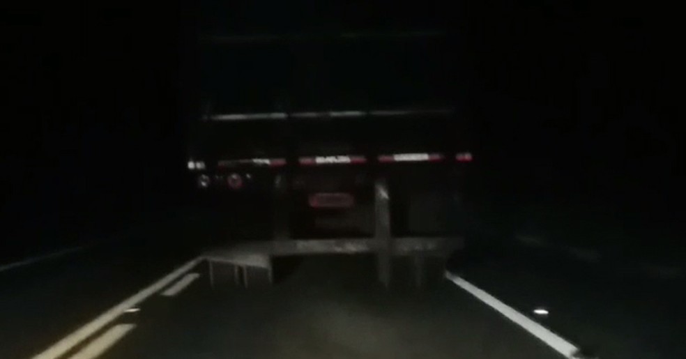 Caminhão seguia à noite sem iluminação traseira (Foto: Divulgação/PRF)