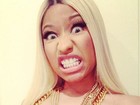 De topless, Nicki Minaj posa com adesivos de oncinha nos seios