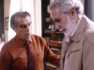 Delegado Givaldo mostra gravação telefônica (Foto: Amores Roubados/TV Globo) Delegado Givaldo mostra gravação telefônica (Foto: Amores Roubados/TV Globo)