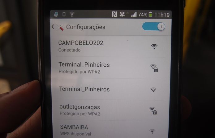 Acionando o Wi-Fi no ônibus de São Paulo (Foto: Pedro Zambarda/TechTudo)