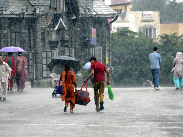 Monções começam com fortes chuvas na Índia (Foto: AP)