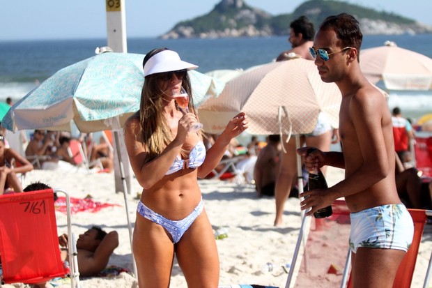 Nicole Bahls na praia da Barra da Tijuca, RJ (Foto: Marcos Ferreira / FotoRioNews)