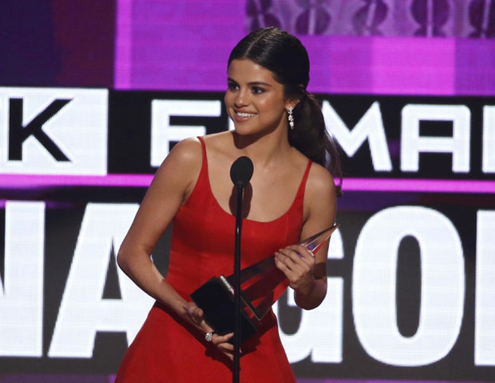 Selena Gomez recebe o prêmio de melhor artista feminina de pop/rock no American Music Awards (Foto: Mario Anzuoni / Reuters)