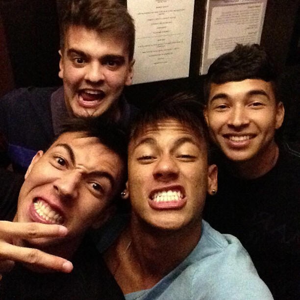 Neymar posta foto fazendo careta com os amigos (Foto: Reprodução / Instagram)