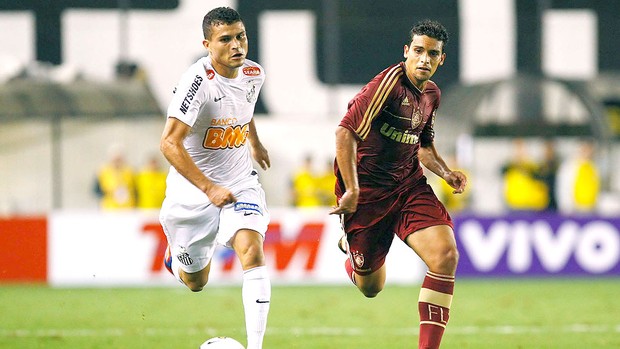 Jean na partida do Fluminense contra o Santos (Foto: Ag. Photocamera)