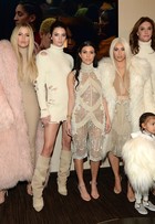 Kim Kardashian leva a família a desfile do marido, Kanye West
