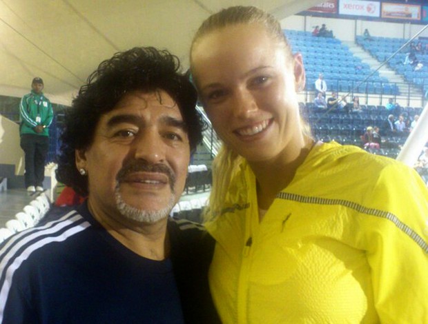 Wozniacki e Maradona (Foto: Reprodução / Twitter)