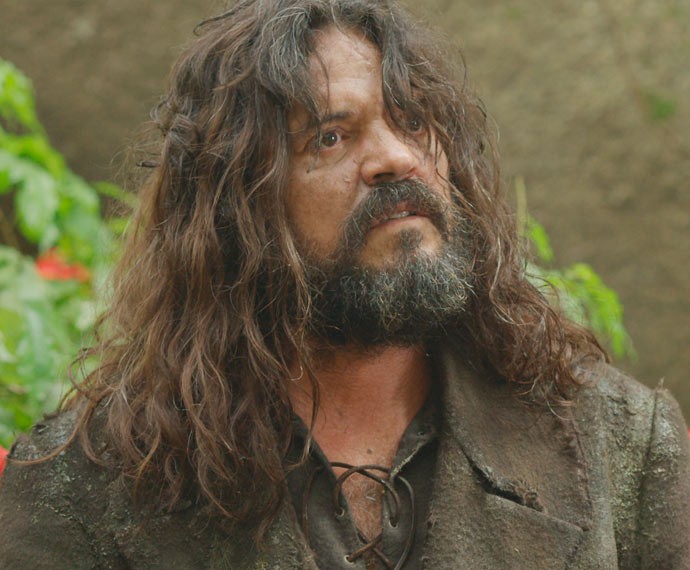 O desconhecido trata Ariel como seu amigo (Foto: TV Globo) O desconhecido trata Ariel como seu amigo (Foto: TV Globo)
