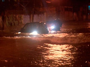 Soteropolitanos enfrentam ruas alagadas em dia de chuva na capital (Foto: Imagens/ TV Bahia)