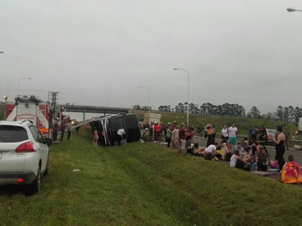 Após acidente, passageiros ficaram ao lado de ônibus esperando resgate (Foto: Verônica Univaso/LT15/UNO Entrerios)