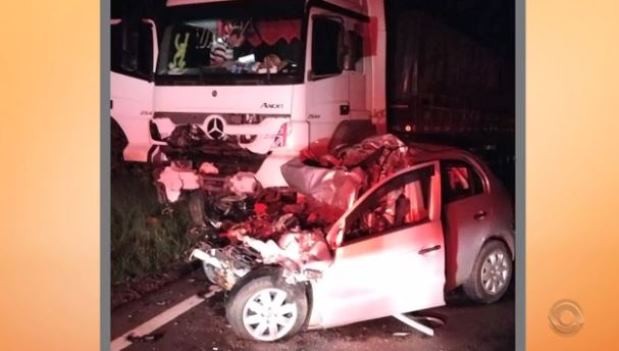 Carro bateu em caminhão e seis ocupantes morreram (Foto: Reprodução/RBS TV)