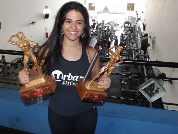 Natália exibe troféus conquistados no fisiculturismo  (Foto: Renata Marconi/G1)