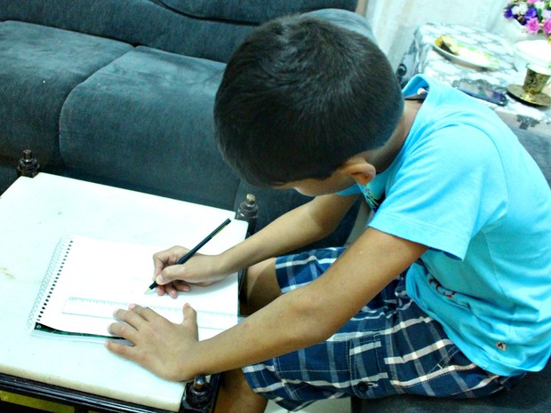 Filho mais velho de Assaf sonha em ser engenheiro e desenha até a planta do restaurante do pai (Foto: Ronie Cruz/G1 MS)